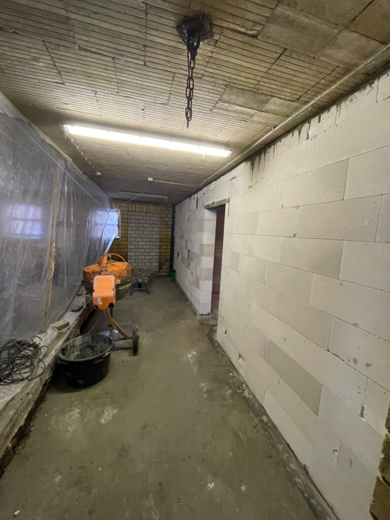 Der Flur eines Hauses während der Sanierung.