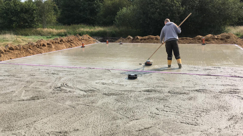 Betonsohle wurde geschüttet und wird anschließend geglättet