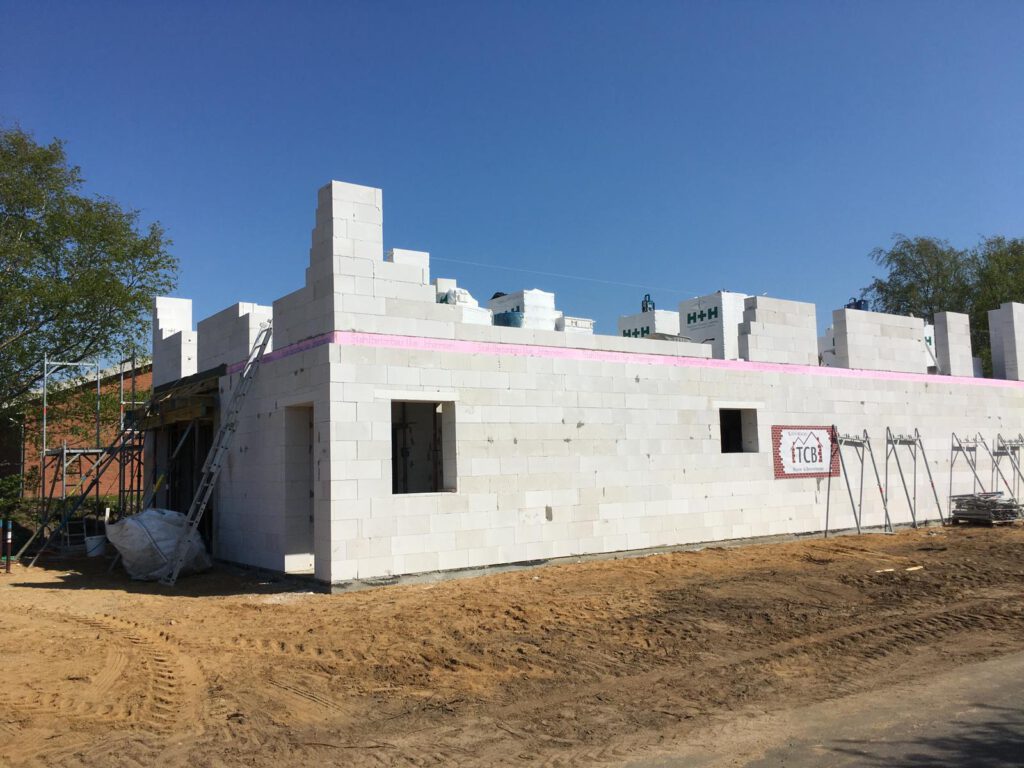 Grundmauerwerk steht