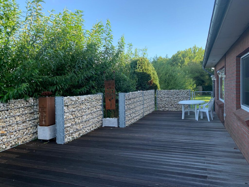 Terasse mit Gitter-Stein-Wand