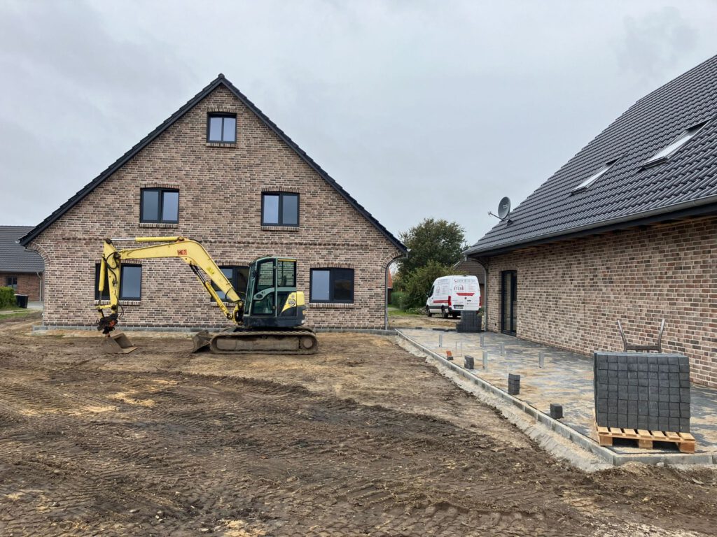 Neubau Bagger ebnet den Boden