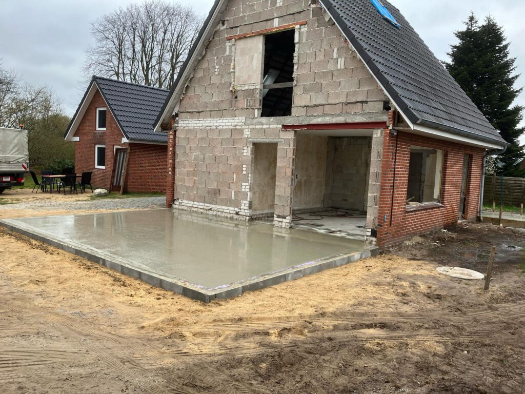 Anbau eines Hauses Beton wurde schon geschüttet
