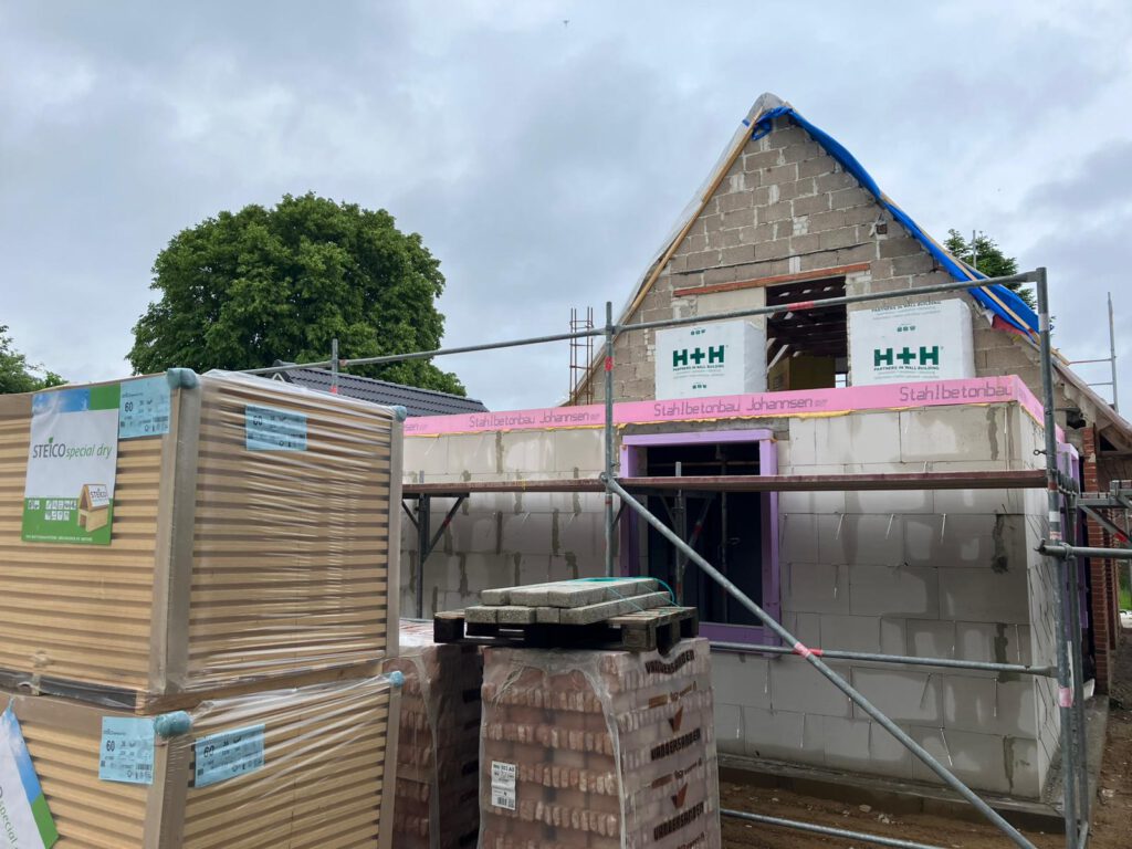 Anbau eines Hauses Grundmauerwerk steht