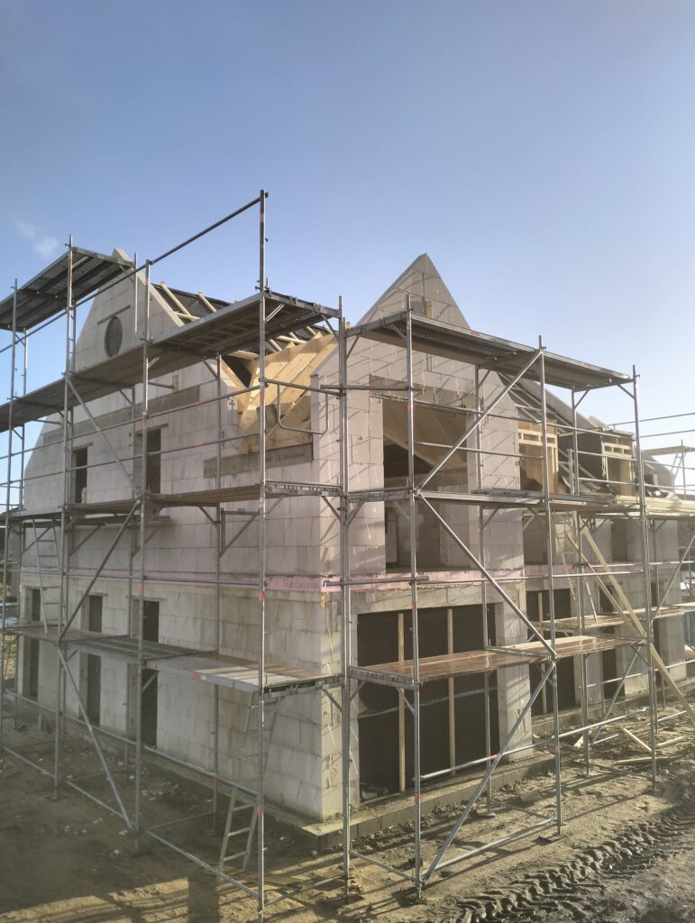 Ein schlüsselfertiger Neubau entsteht.